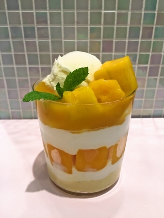 マンゴーのスイーツカップパフェ