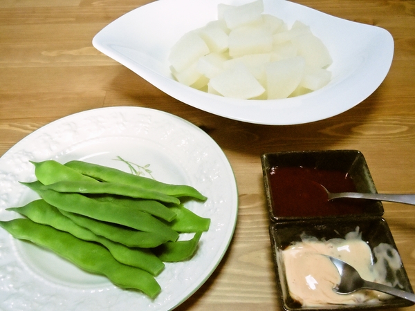 ゆで野菜～スイートチリソースマヨとピリ辛韓国風ソース