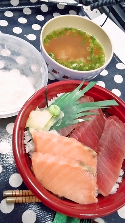 おじいちゃんゴチの二色丼に昨日の残りのとろろをかけて♪