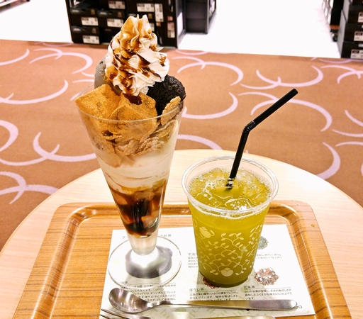 黒胡麻わらび餅パフェ⭐