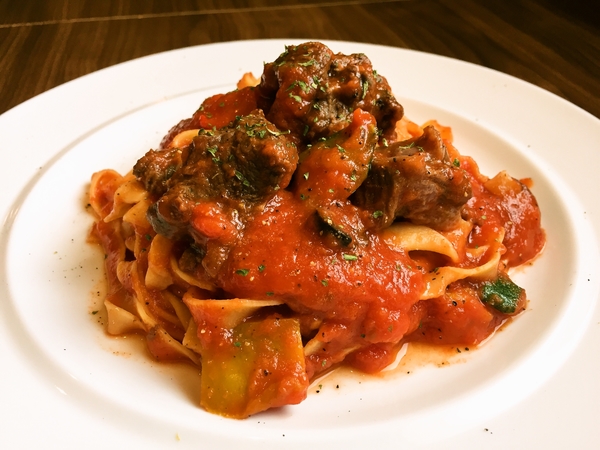 Pino Villeggio 牛ほほ肉トマトソースの生パスタ