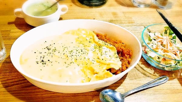 のぶライス　の　白オムライス