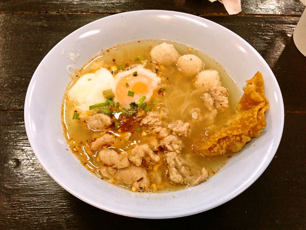 セーンレックナームムー（タイのラーメン）