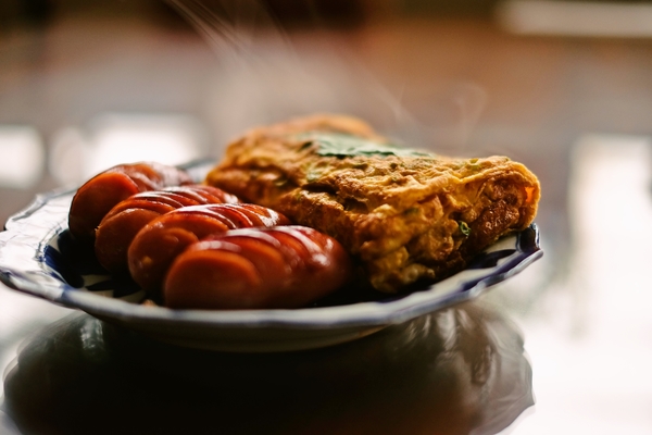 大葉を挟んだ卵焼きとフランクフルト