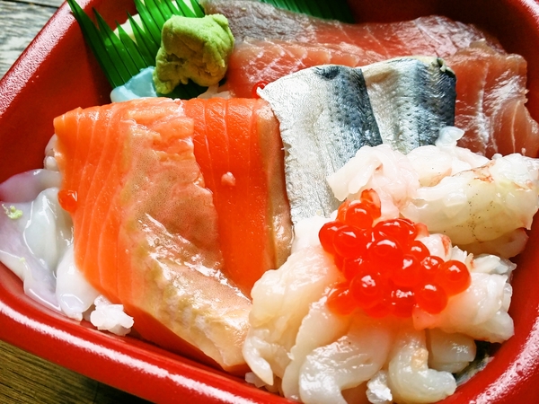 丼丸の海鮮丼500円。
