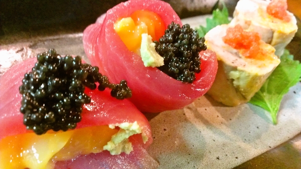 イカのウニ和え生本マグロ巻きのキャビア添えと、自家製あん肝