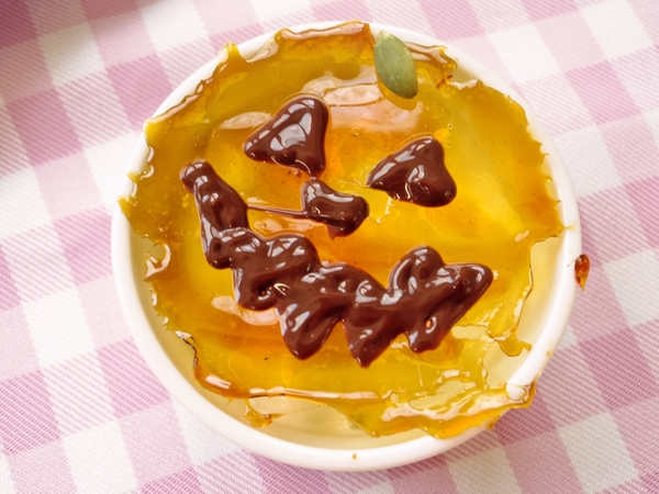 グラニュー糖煮詰めカラメルをクッキング紙に落とし固めただけ♪