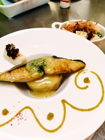 鰤のポワレ　ゆず胡椒のアクセント（スープ・豆腐サラダ付）