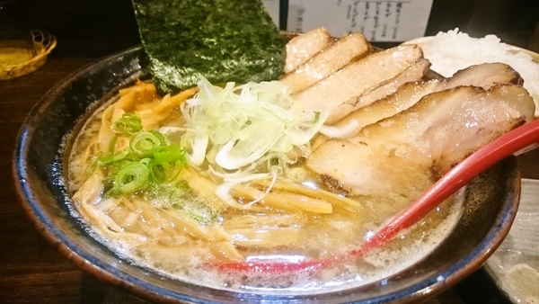 豚骨醤油らーめん