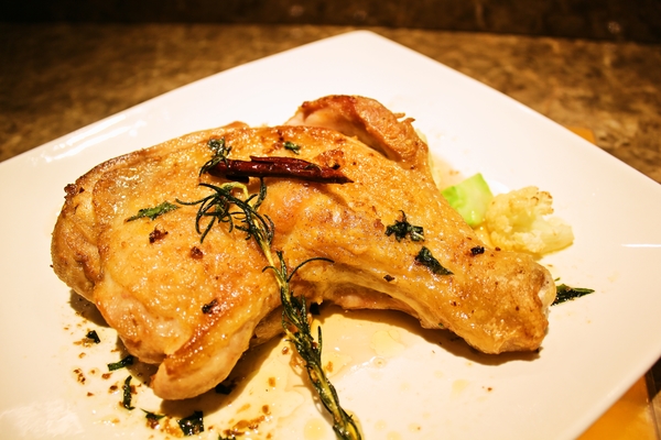 ビストロ＆バル ラポール 美桜鳥のもも肉 ディアボラ風ステーキ