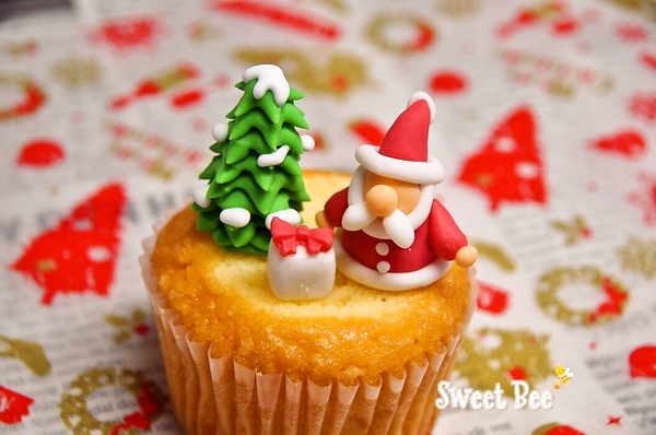 クリスマスカップケーキ