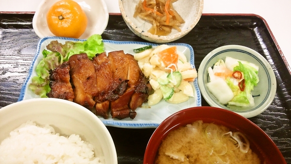 今夜の学生１泊２食の団体のご夕食です！チキンソテー、とん汁