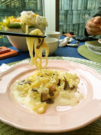 シャウ・ウェイさんのカリフラワーとトリュフの自家製パスタ