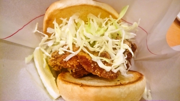 中津からあげバーガー　レモン添え