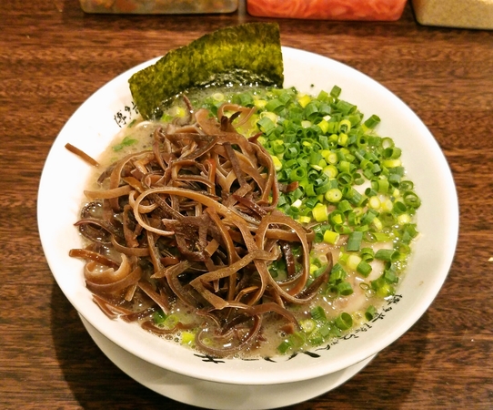 豚骨ラーメンにねぎときくらげトッピング☆
