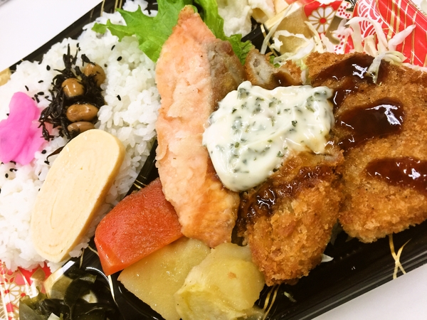 国道58号線沿いに露店で出ている300円の弁当