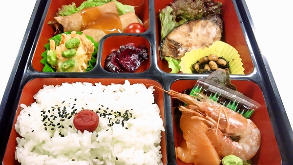 今夜の1泊2食お魚パックのお客様のお弁当です；）