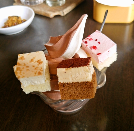 一口ケーキＯｎソフトクリーム☆