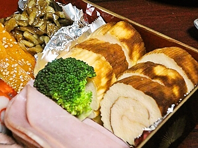 今年のおせちは手作りの伊達巻しました。