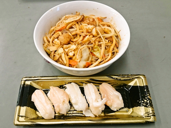 ホルモン焼うどんとツブ貝握り＠プラント３で調達♪
