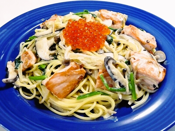 鮭ときのこの味噌クリームパスタいくらのせ