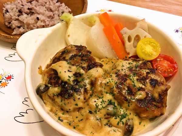 ホワイトソースの煮込みハンバーグ