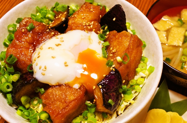 櫻島わか鶏ジューシー唐揚げ温玉甘辛丼