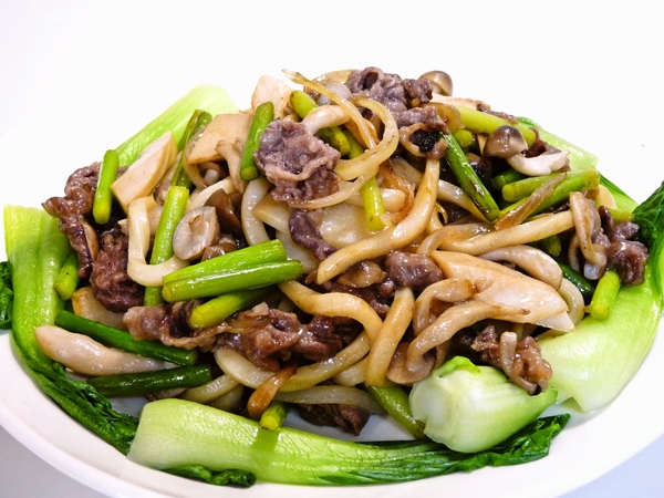 牛肉とにんにくの芽のオイスター焼きうどん