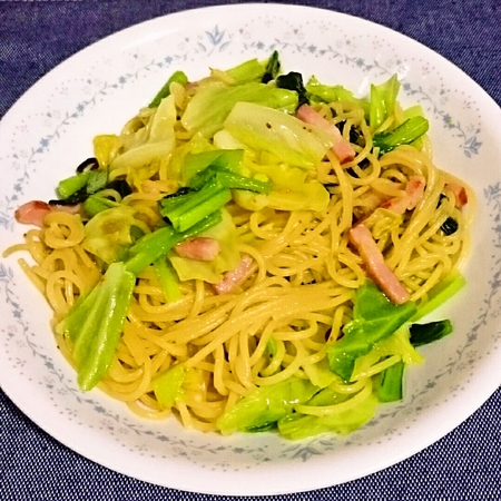 キャベツ小松菜ベーコンのペペロンチーノ