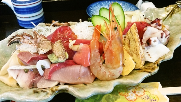 秋田市山王みどり寿司の「メガ海鮮ちらし」