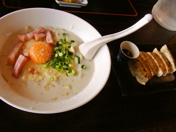 海道　カルボナーラ麺　と　ギョウザ