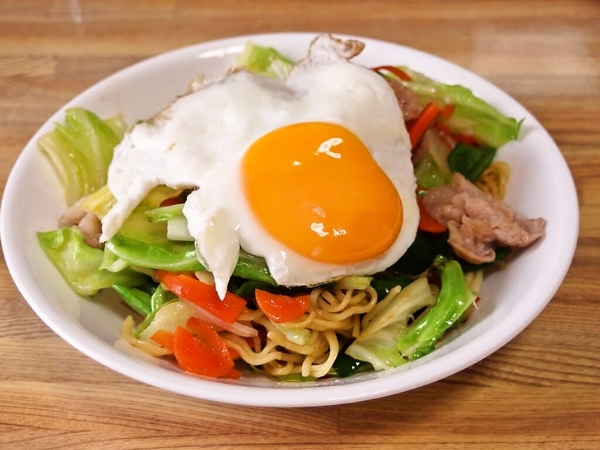 塩焼きそばon the 目玉焼き