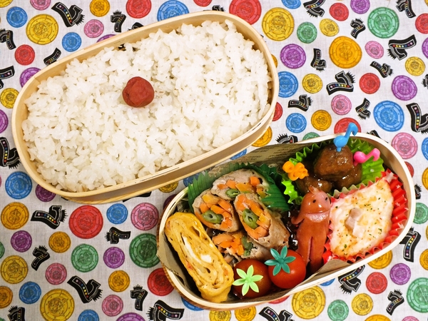 豚肉野菜巻きと宇宙人ウインナー弁当１