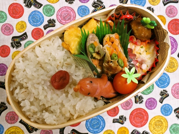 豚肉野菜巻きと宇宙人ウインナー弁当２
