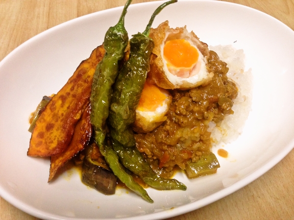 キーマカレー　素揚げ野菜とフライドエッグ