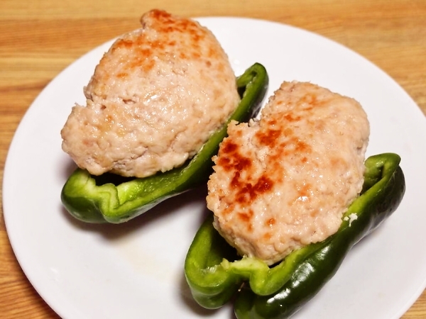 鶏塩つくねのピーマンのせ