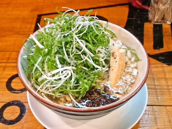 ブラッシュアップした麺屋ソミーズのネギブラック（麺１．５玉盛り）