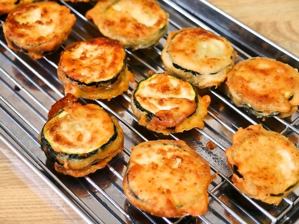 ズッキーニのふんわりチーズ風味天ぷら