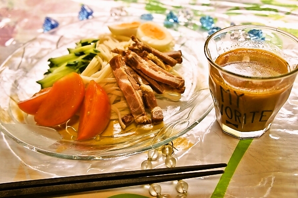 混ぜるだけで絶品！冷やしうどんの坦々風ウマ辛つゆ