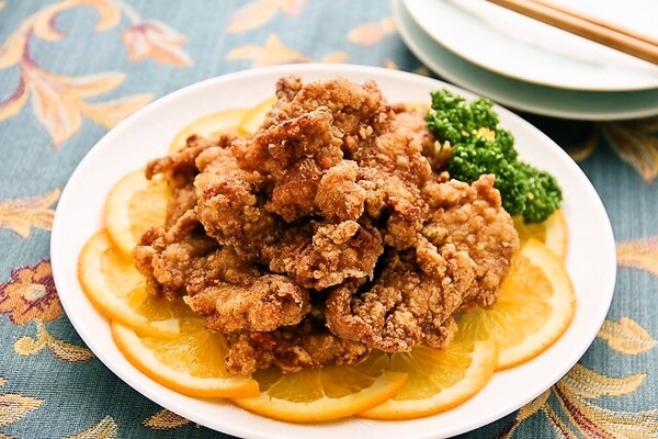 カラッと揚がった食感がたまらない「エスニック風味の豚肉の唐揚げ」