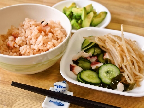 タコ飯ともやしのナムルとキュウリとタコの酢の物とアボカド
