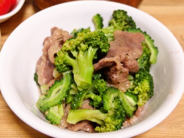 牛肉とゴーヤとブロッコリーの炒めもの