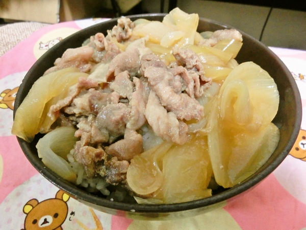 タマネギがどっさりの豚丼