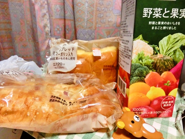 ローソンのパンと「野菜と果汁」