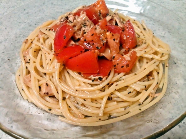 トマトとツナのバジル冷製パスタ