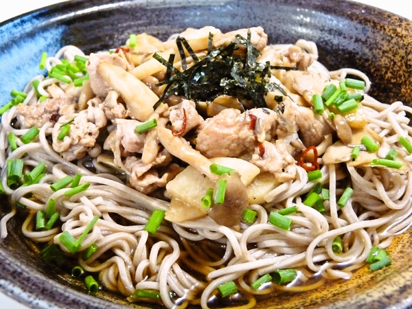 山芋ときのこと豚肉のバター炒めのせ蕎麦