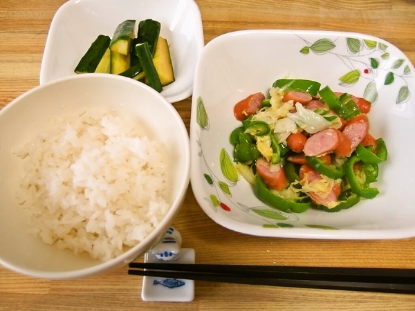 キャベツとソーセージで中華卵炒め