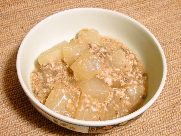 ブリすり身でつくる冬瓜の煮物
