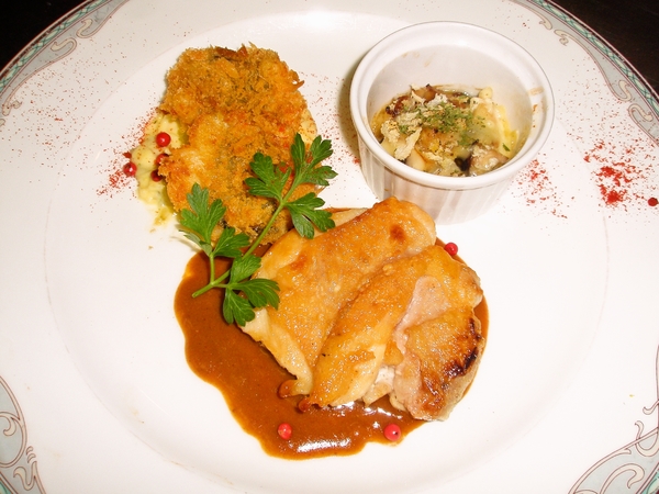 チキンのグリエと鱧のフライ キノコとフォアグラのミニグラタン