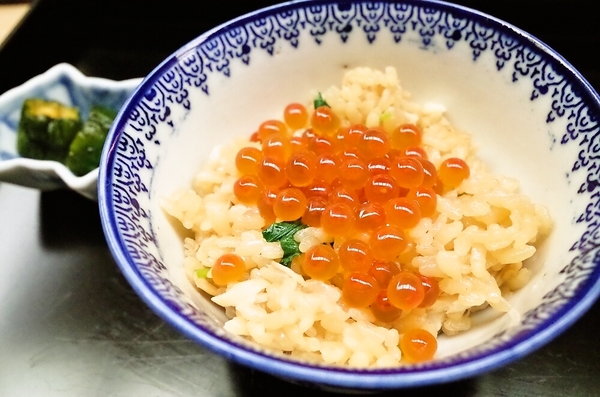 スジアラのカマ身の炊き込みご飯、いくらの醤油漬け、胡瓜の芥子漬け
